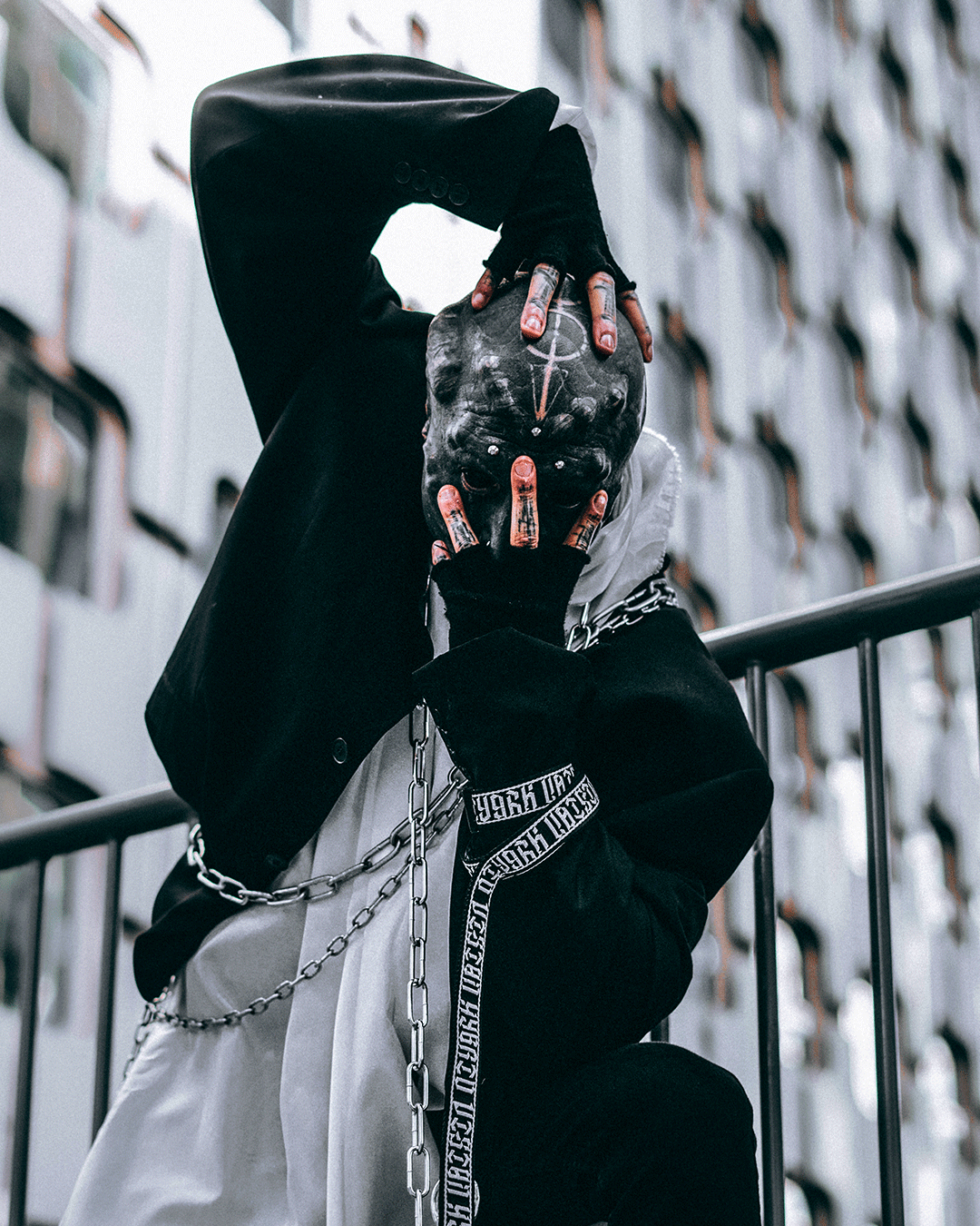 BLACK_ALIEN_INSTA_MILIEU_01.gif