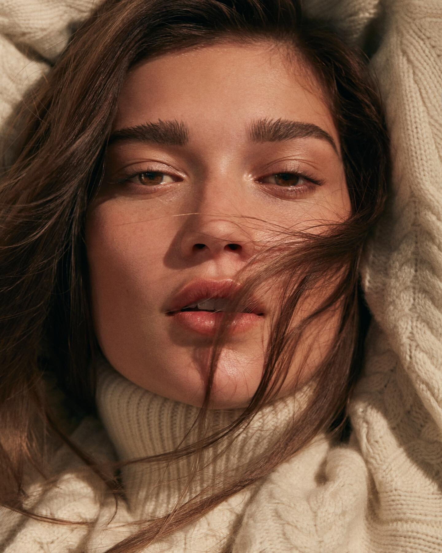 U N T A M E D  B E A U T Y -  Our new editorial collaboration with @fashionquarterly  Is on sale now! 

Photography: @_jenna.alexandra
Model: @renwilks
Styling: @victoriaharvy
H&amp;M: @leisa.w.hairandmakeup
Art Direction: @oliviaodriscool
Renee is w