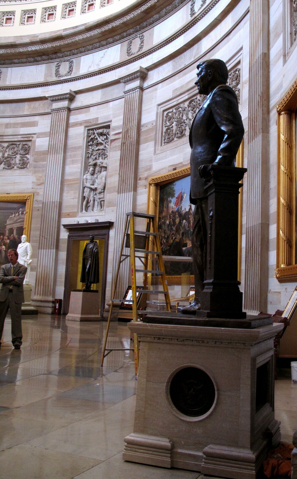 05_Reagan Base_Finished statue and base in the US Capitol Rotunda.JPG