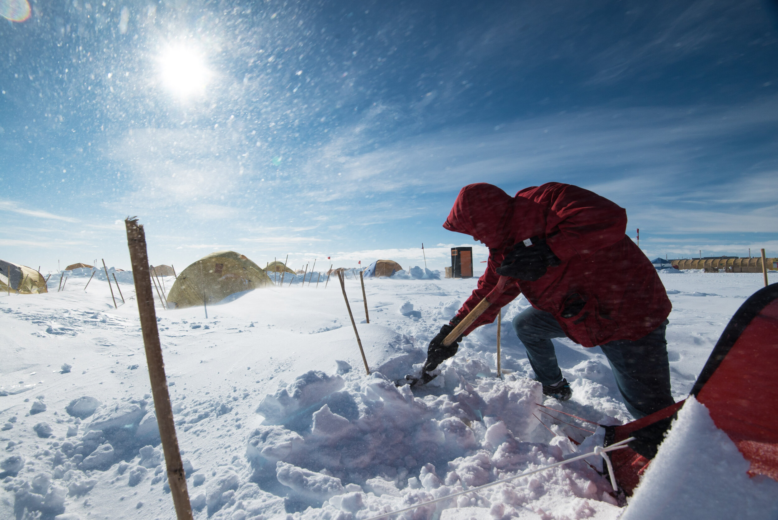 5a - Wei Li Digging out Drifted Tent - Billy Collins -DSC00871.jpg