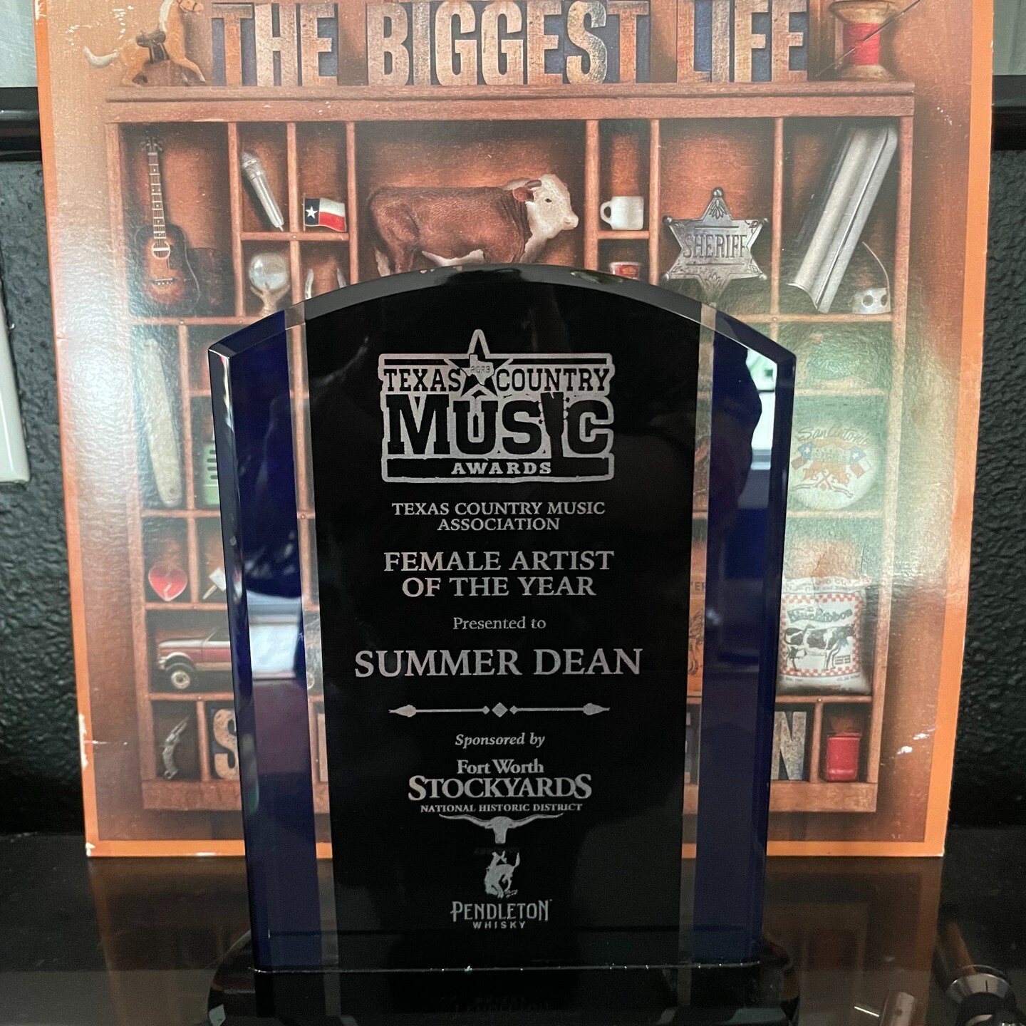 Congrats to the award-winning @summerdean who took home Female Artist of the Year at the Texas Country Music Awards!

We recommend putting on her album 'The Biggest Life' to celebrate!