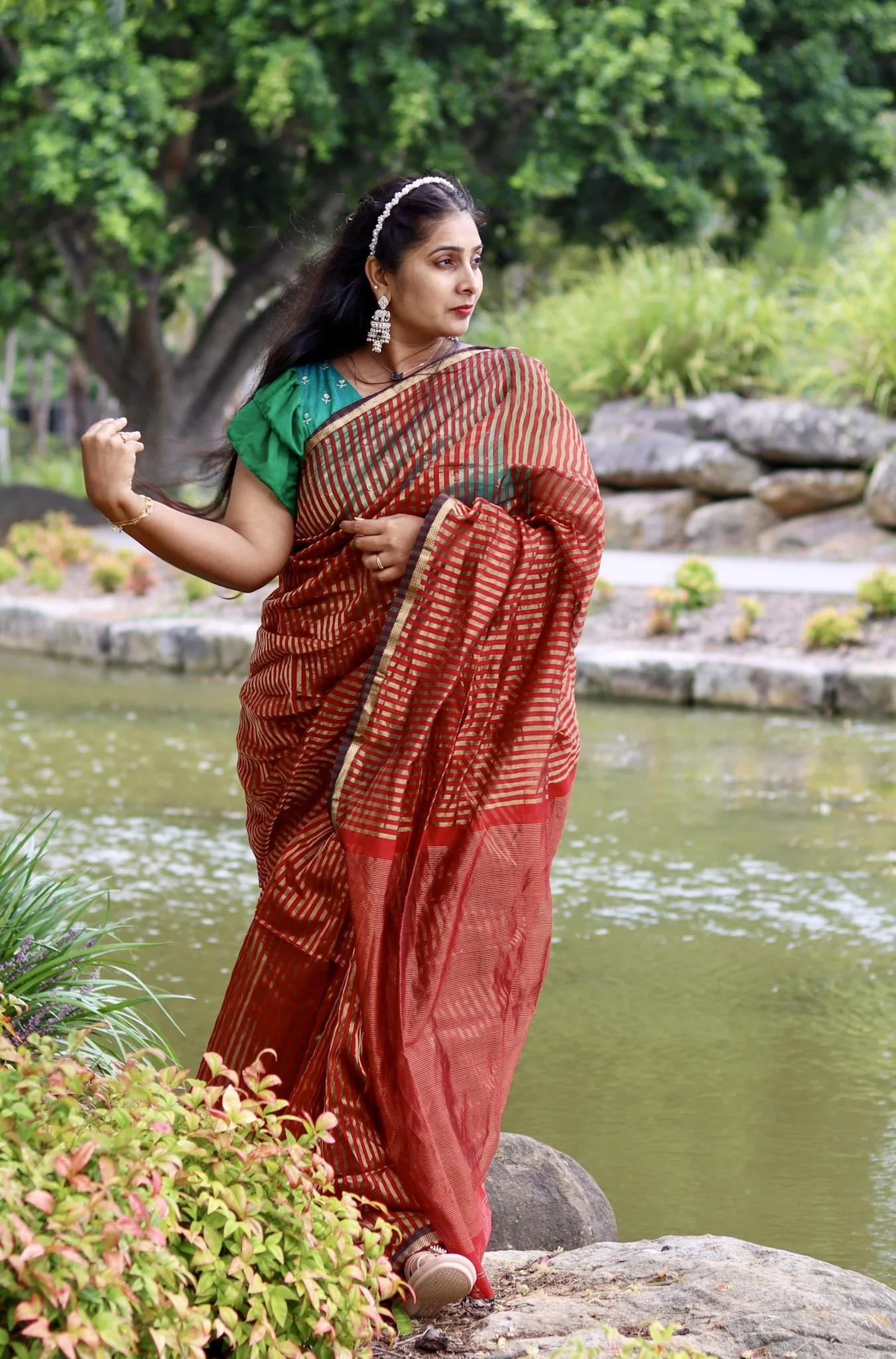 Model with Maheshwari Silk Cotton Saree