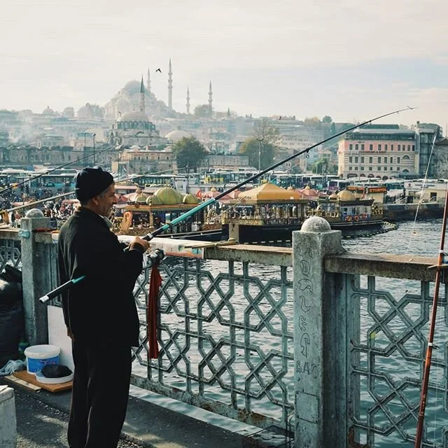 (⬇️🇫🇷🇬🇧) Auch wenn der Orientexpress am 19. Mai 1977 das letzte Mal kommerziell von Paris bis Istanbul fuhr, wird die Strecke heutzutage vom Luxuszug &bdquo;Venice Simplon Orient-Express&ldquo; nachempfunden. Dieser ist unbezahlbar, aber es ist g