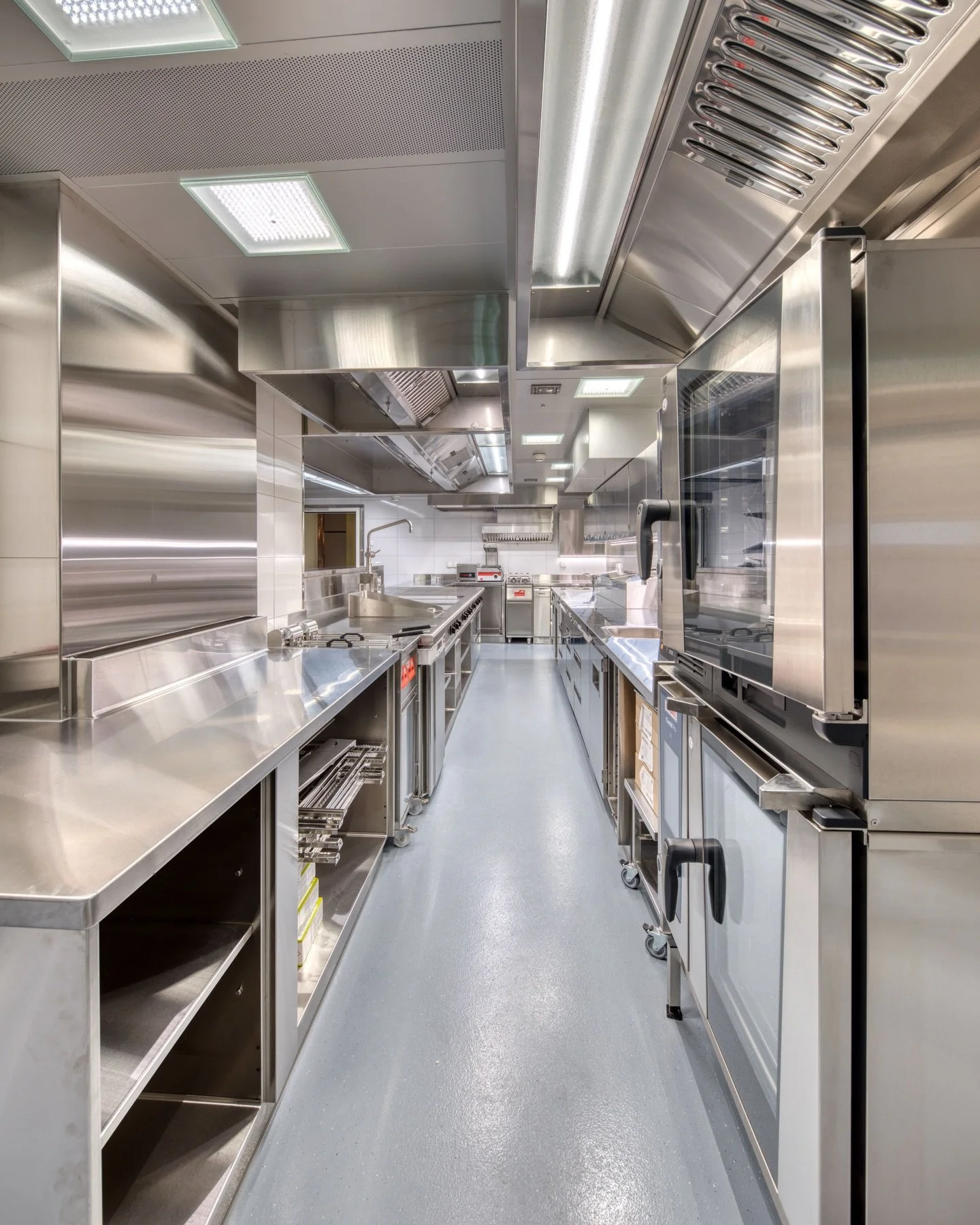 Let us COOK 🔥
Ein Einblick in die neue Gastrok&uuml;che vom Hotel Kreuz im Herzen der Stadt Bern 🧑&zwj;🍳

Weitere Einblicke findet ihr auf unserer Website! 

#letuscookforyou #gastrok&uuml;che #architekturb&uuml;ro #architekturfotografie #happyfri