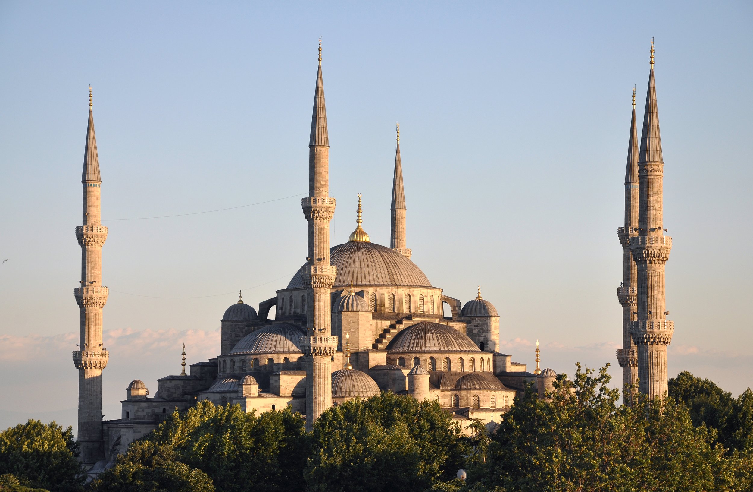 La Mezquita Azul en Estambul, Turquía, al atardecer con sus minaretes y cúpulas visibles.