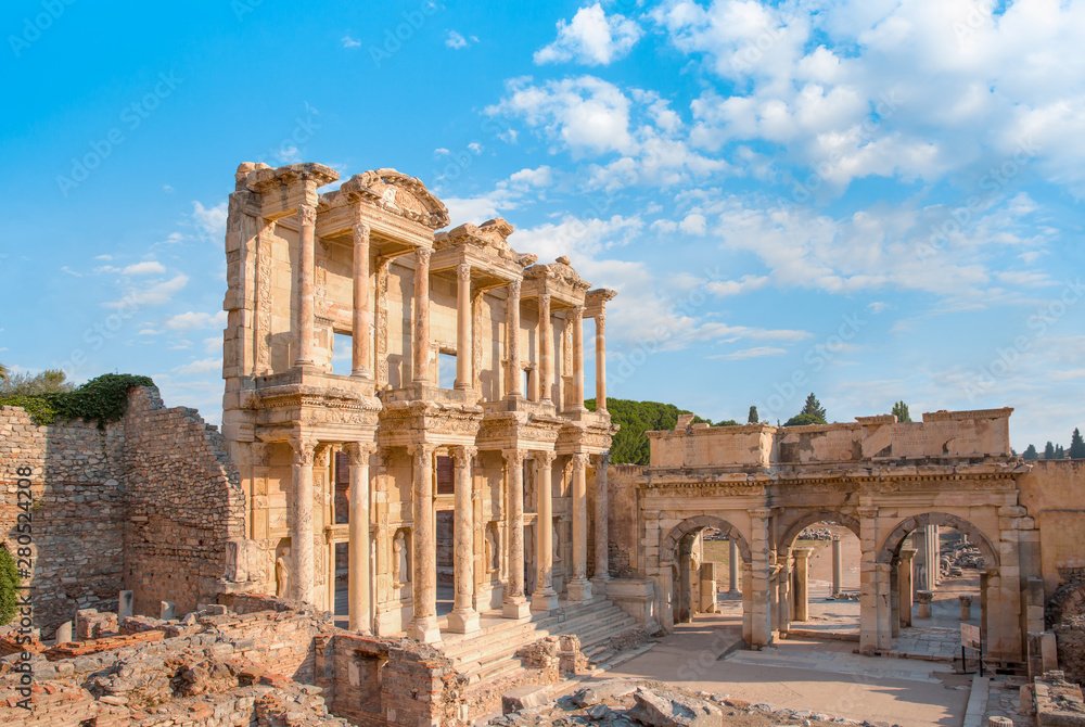 Ruinas de la Biblioteca de Celso en Éfeso, Turquía, con cielo azul y nubes.