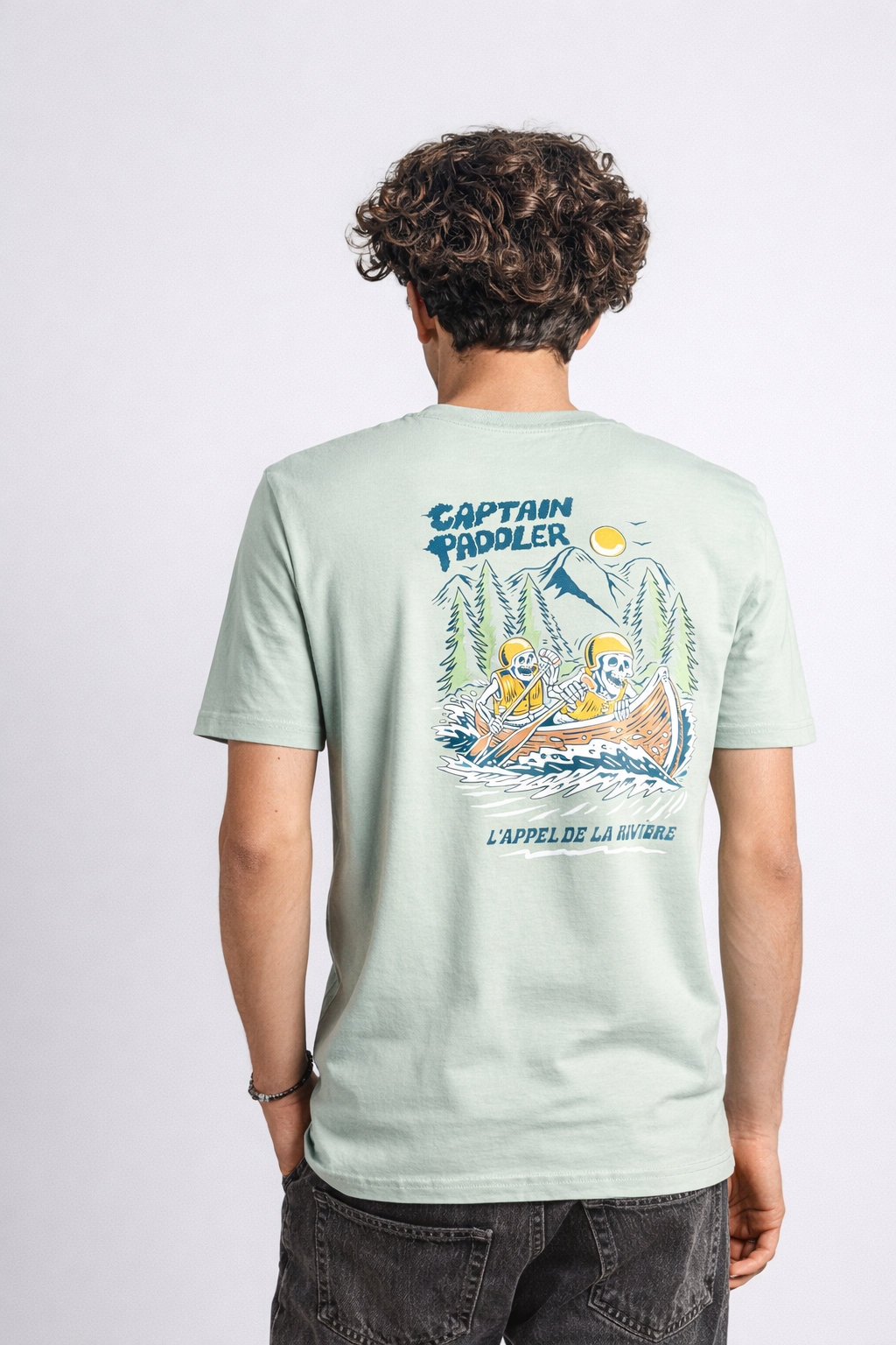 Homme de dos avec t-shirt graphique coloré