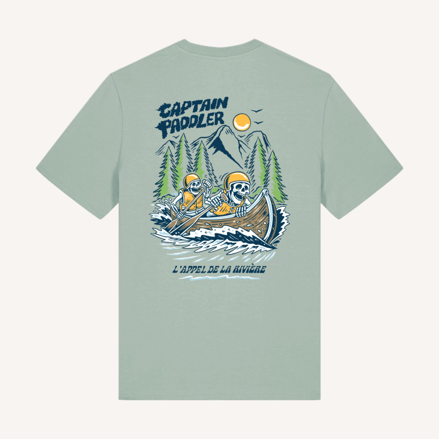 Un t-shirt vert clair avec un graphisme de deux squelettes en canoë dans une rivière forêt montagne sous un soleil ou une lune.