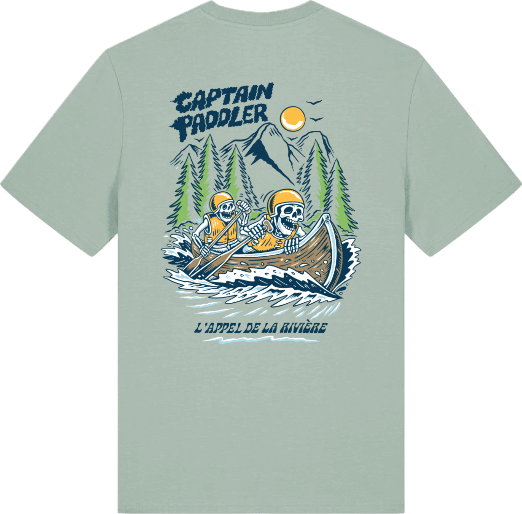 Un t-shirt vert clair avec une illustration de deux squelettes en canoë dans une rivière en pleine nature avec des montagnes, des arbres et un soleil. Le texte en haut dit "CAPTAIN PADDLER" et en bas "L'APPEL DE LA RIVIÈRE".