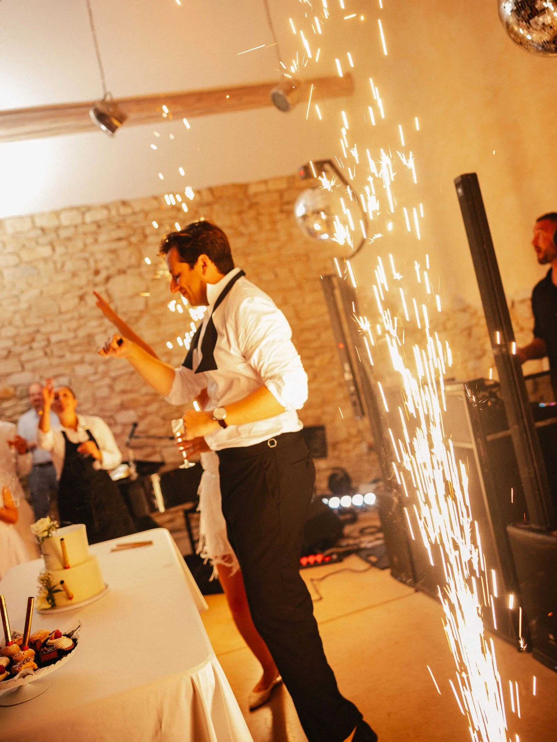 Emeline&Vincent-Findesoirée-Lucascerri-184.jpg