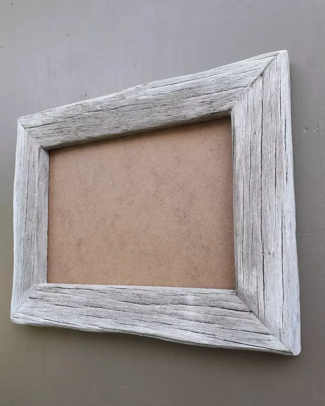 Bespoke Driftwood Picture Frame that was one of a pair delivered to Docklands.

#docklands #rusticpictureframes #london #driftwood #rusticdecor #stylist #interiors #wallart #bespoke #custommadefurniture #skilodge #haylingisland #woodendecor #minimali