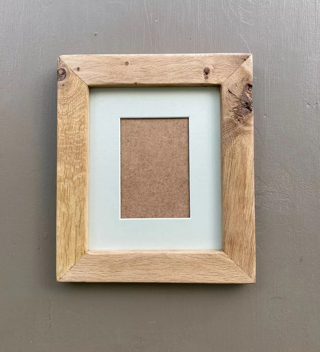 This little 10 cm x 15 cm aperture Oak Picture Frame is one of many on my website.
New stock is constantly being added.

#pictureframes #instapicture #rusticpictureframes #interiordecor #interiordetails #woodendecor #modernrustic #interiordesignideas