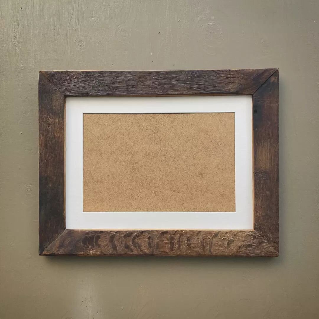 French Barn Oak Picture Frame, available on my websites.

#bespokepictureframes #barnoak #reclaimedoak #rustic #boho #rusticfurniture #woodendecor #weddingpictures #gifts #wasabi #oldhouses #french #houses #property #barns #converse #demolition #home