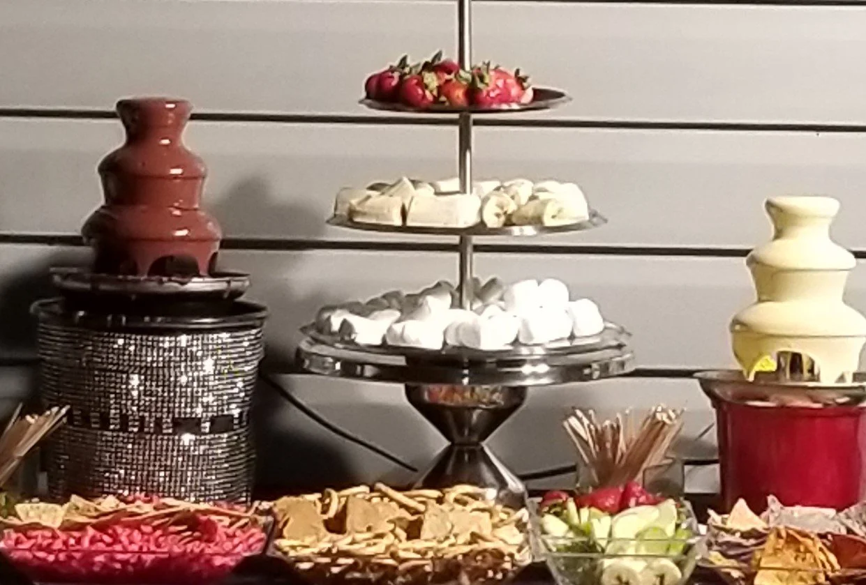 mini fountains serve 15-30 people (available only in combo packages)