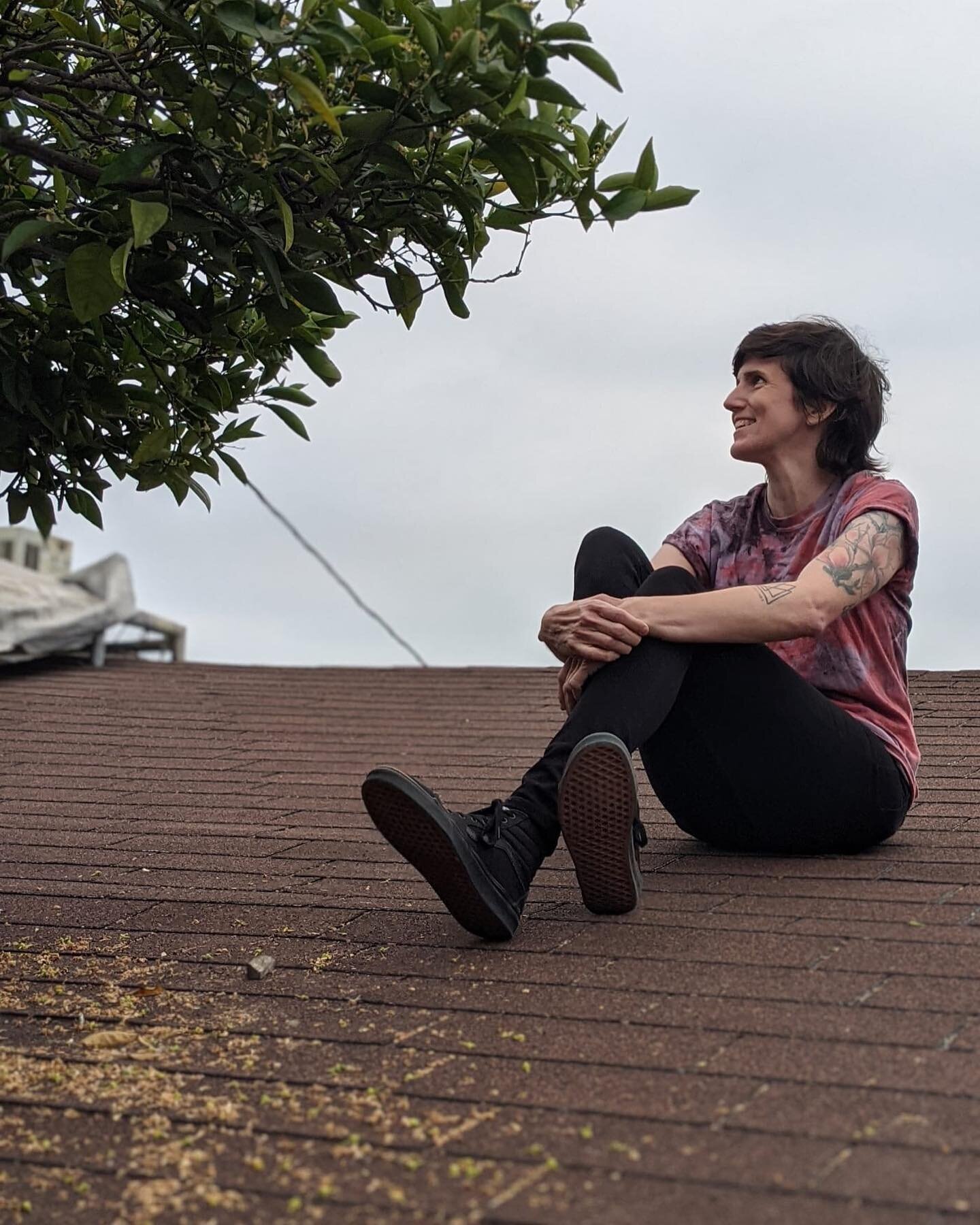 Sometimes I smile. Sometimes my hair looks weird. Sometimes I sit on the roof of the garage. 📸 @cassloop