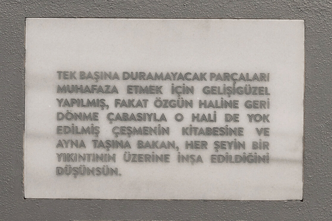 FatmaBelkis&OnurGokmen_BunlarVarBunlarBizim_2014_heykel_kitabetasi.jpg