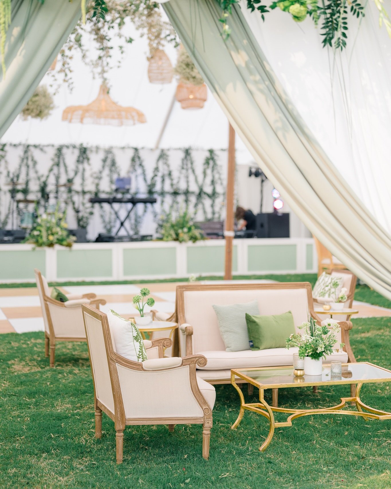 Airlie lounges for both dining and lounging?  The answer is YES!

White Birch Pieces:
Airlie Lounges
with gold table accents and shades green accent pillows
Jacob 8&rsquo; Tables

Venue: @liveoaksinspirepreserve
Planner: @anobleeventsanddesign
Photog