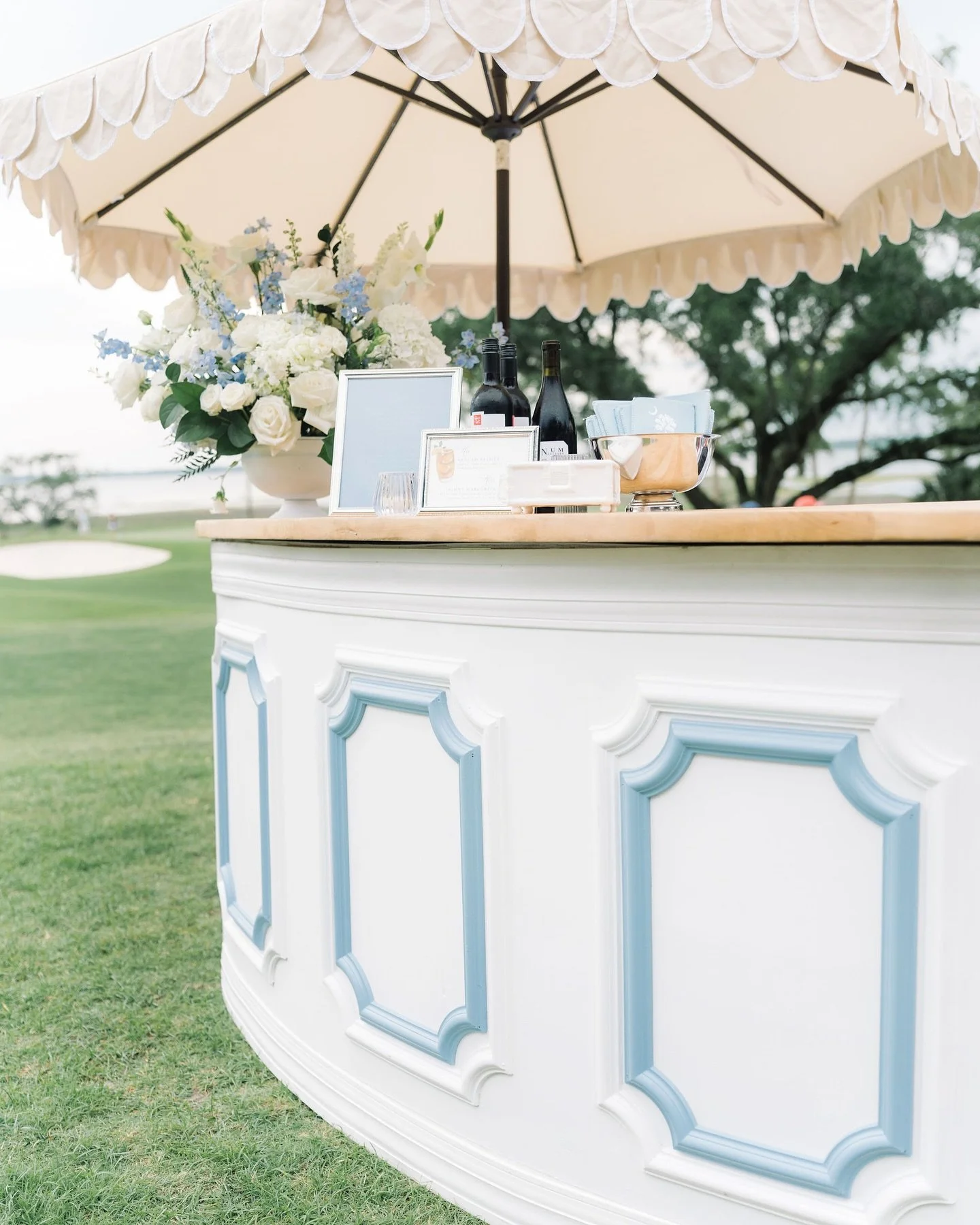 Cocktail hour perfection ✨

White Birch Pieces:
Eden half round bar with custom blue trim
Acadia Chairs
Sawyer Umbrella

📸 : @AaronandJillian
Wedding Planner : @acharlestonbride
Wedding Venue : @kiawahresort River Course
Bridal Hair &amp; Makeup : @