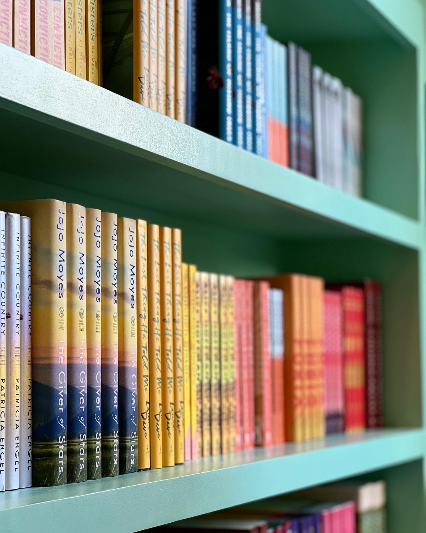 We loved visiting Reese&rsquo;s Book Club Pop-Up Store! 😍 What better way to end 2021 than by exploring the shelves, stocking up on new book recommendations, and rediscovering some of our favorite authors? 📚
&bull;
&bull;
&bull;
#reesesbookclub #au