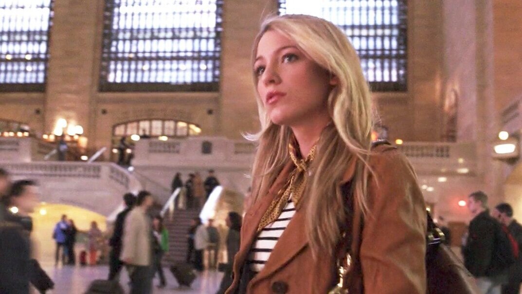 Re-creating ✨ICONIC✨ look seen on Serena van der Woodsen in the pilot  episode of Gossip Girl 💗 “Spotted arriving at Grand Centra