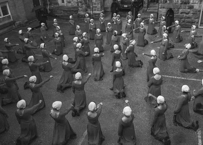 the+handmaids+tale.jpg