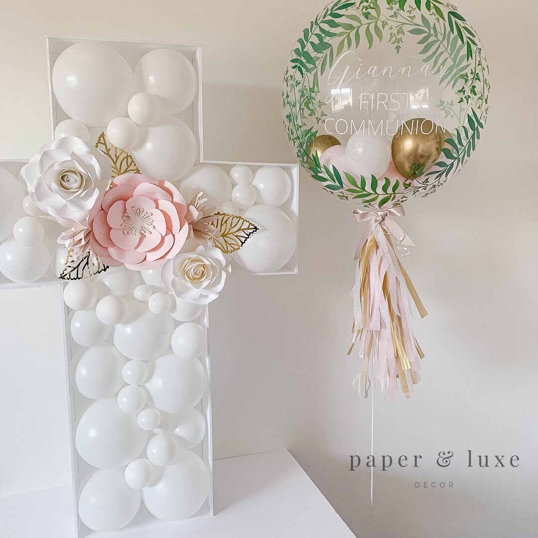 Custom Floral Cross and bubble combo for Gianna&rsquo;s First Communion. 
Want to learn how to attach these flowers to the mosaic? Watch my last reel to see! ☺️

#firstcommunionideas #firstcommuniondecor #diydecor #diycrafts #balloonmosaic #balloonst