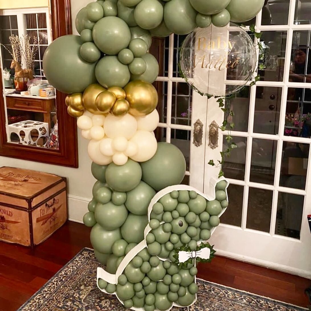 Happy Friday! 🌿I&rsquo;m due for another template client feature (a lot more to come in the near future).
Loving this unique eucalyptus elephant mosaic created by my super talented template client and friend Kelly @balloonitupnj!
I met Kelly at the 