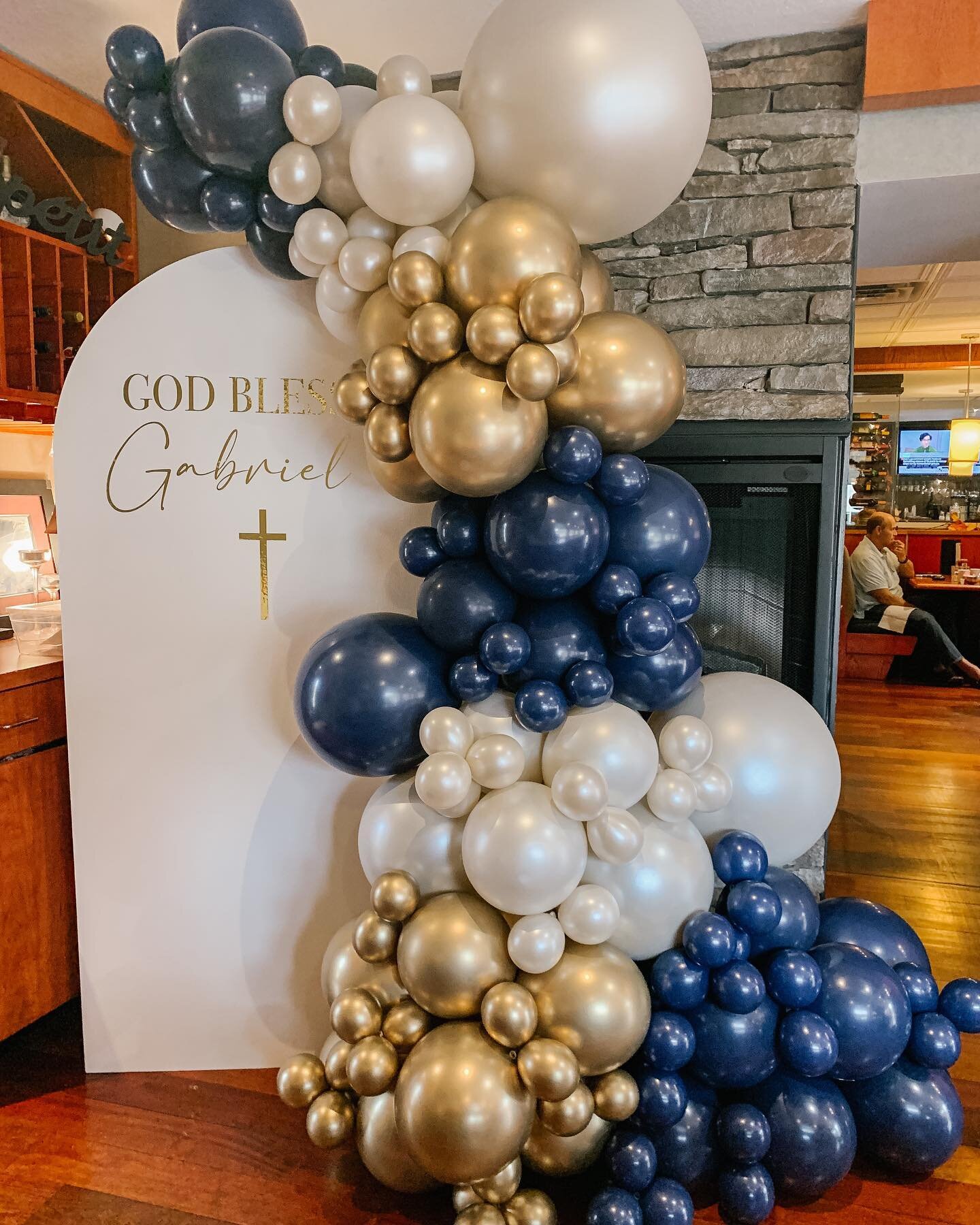 God Bless Gabriel ✝️
Custom palette of navy, champagne and gold for an intimate celebration @thevillagedining 

#stoneycreek #stoneycreekballoons #hamont #hamontballoons #hamiltonon #baptismdecor #baptism #confirmationballoons #baptismdecoration #bal