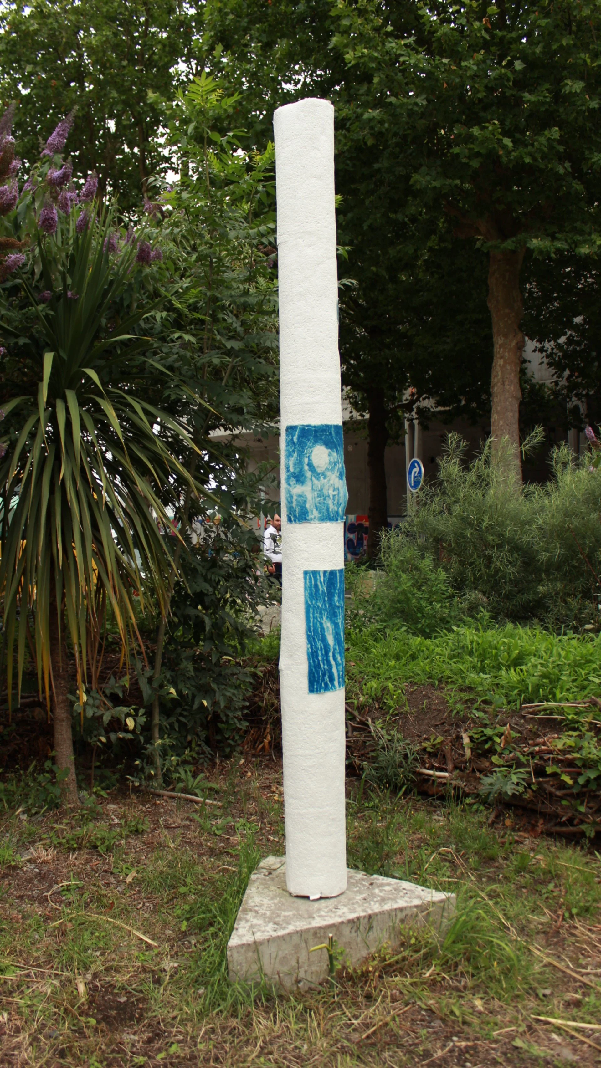  Information sur l'œuvre :  Collectif -us (Aïda Lorrain et Élodie Alain)  Matières vivantes, 2021  Installation  3X  ø 16 cm x 310 cm  Textile recyclé, fibre végétale, cyanotype, teinture végétale et colle de riz.  et un tirage cyanotype sur toile de