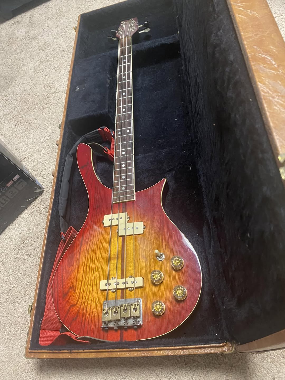 Washburn Condor Cherry Sunburst