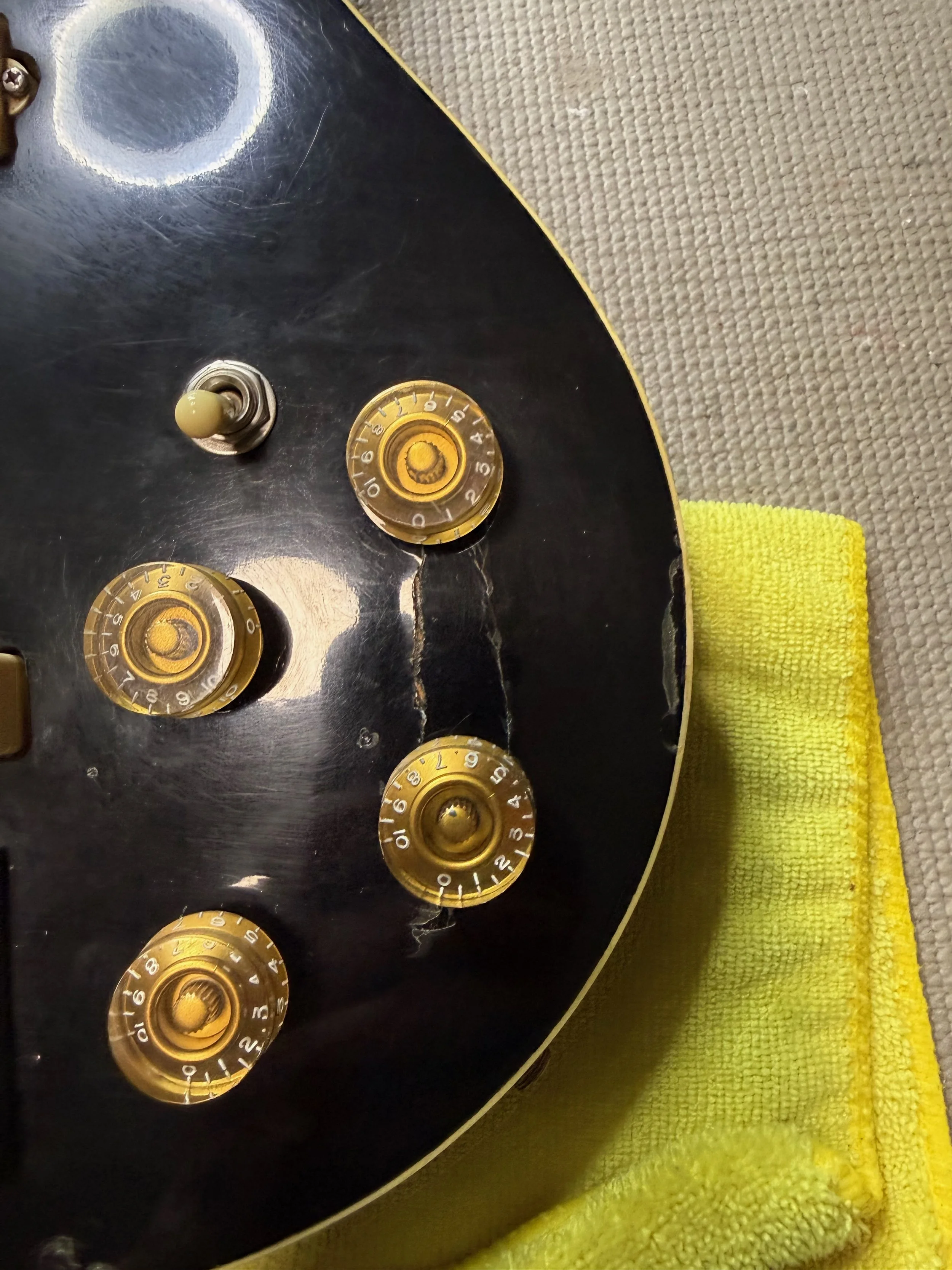 Close up of the cracked maple top by the knobs