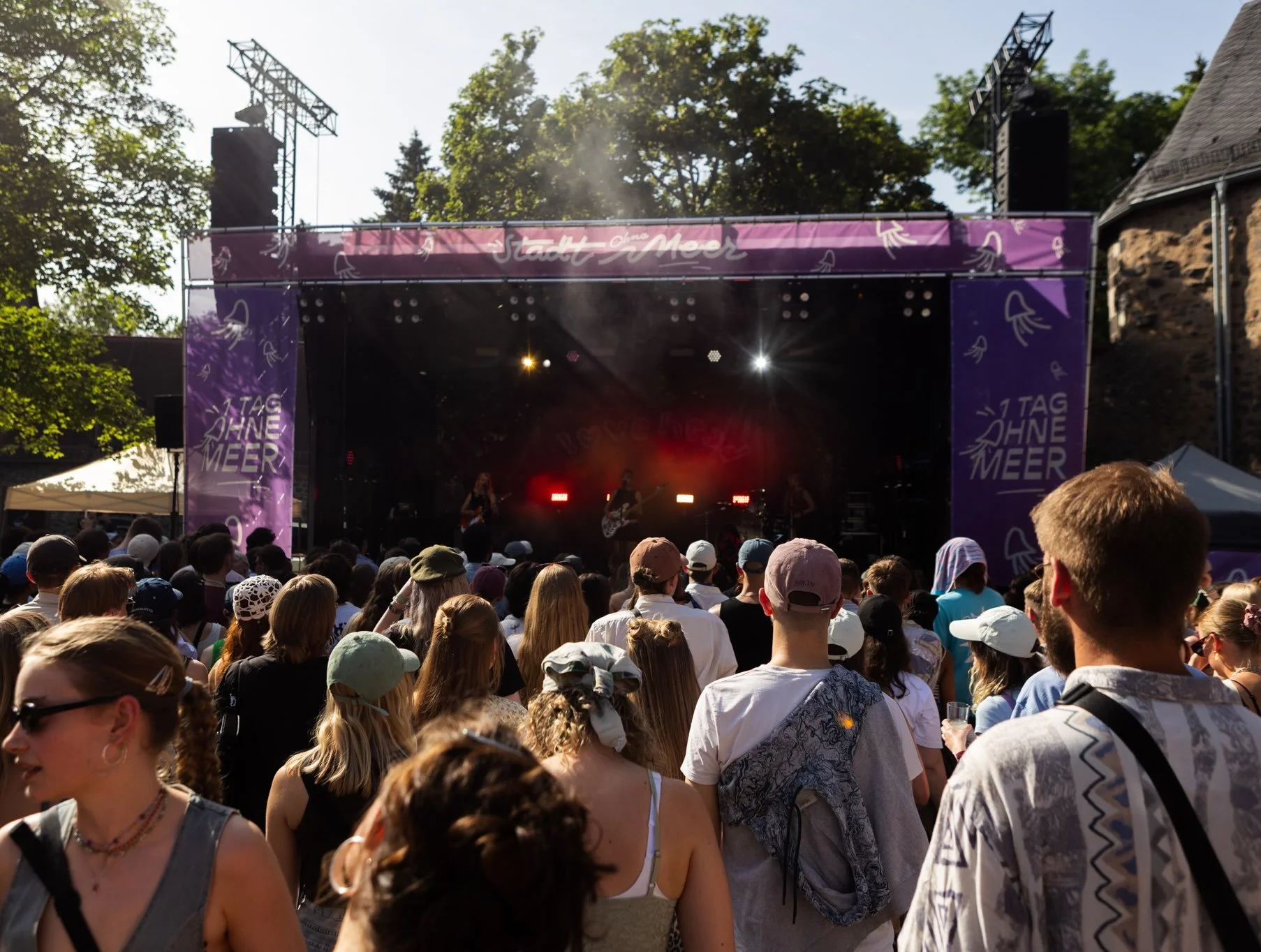 TAG OHNE MEER FESTIVAL 🪼💜

Die erste H&auml;lfte war so sch&ouml;n mit euch!☀️ 
Jetzt gehts gemeinsam Richtung Finale 🤫🕺💃

📸: @noraknipst