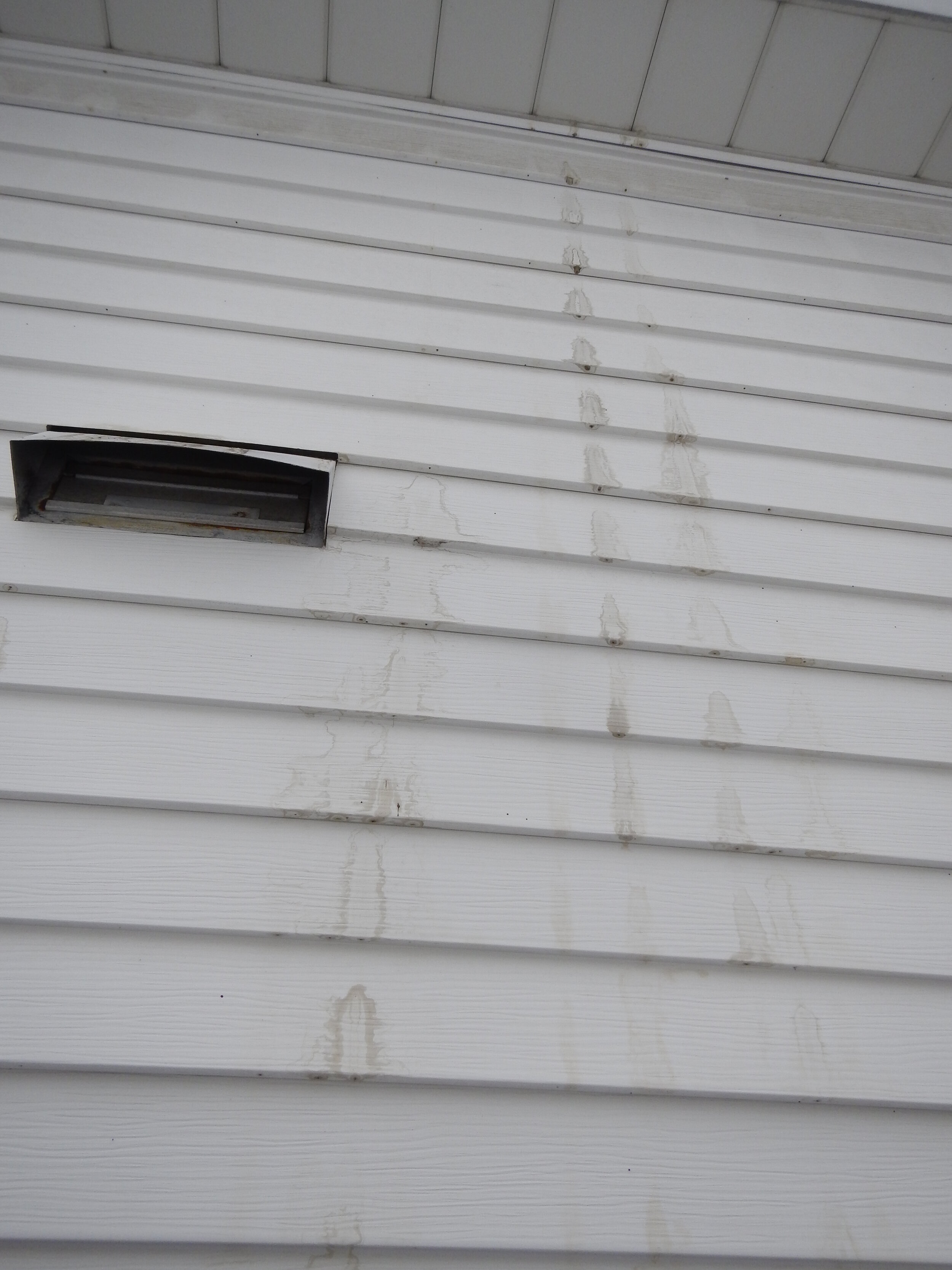 Signs of Leakage from Ice Dams