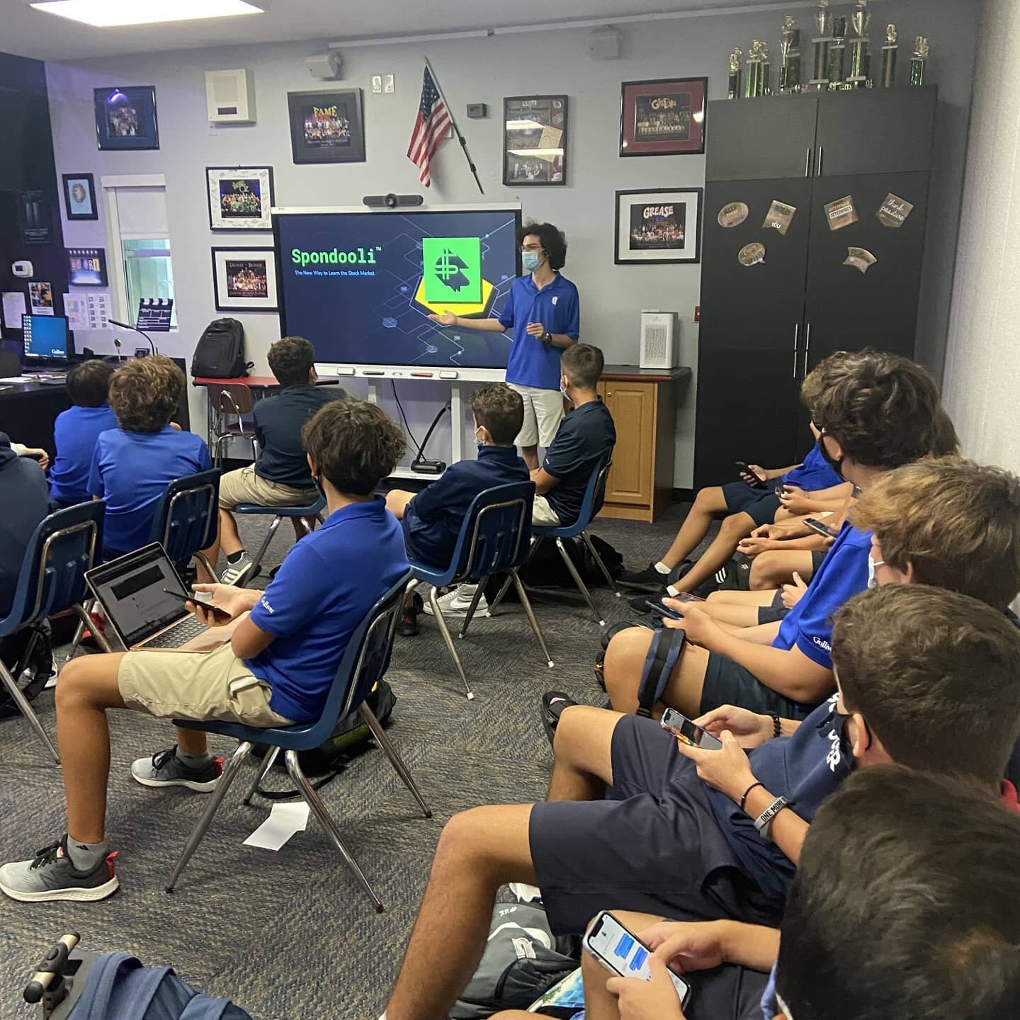 Spondooli's showcase as the Gulliver middle school Investment Club! 

We got a chance to help teach 7th and 8th graders at Gulliver about valuable financial literacy skills and the stock market.

Thank you to the Investment Club for inviting us!