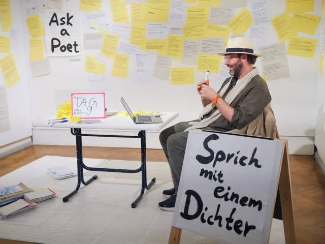   Sprich mit einem Dichter (Ask A Poet). i. Antworten zur Weltlage    60 hrs over 12 days   Villa Dessauer Bamberg / BBK Berufsverband Bildender Künstler Oberfranken  Performance Art, Tag 9 / Day 9. 