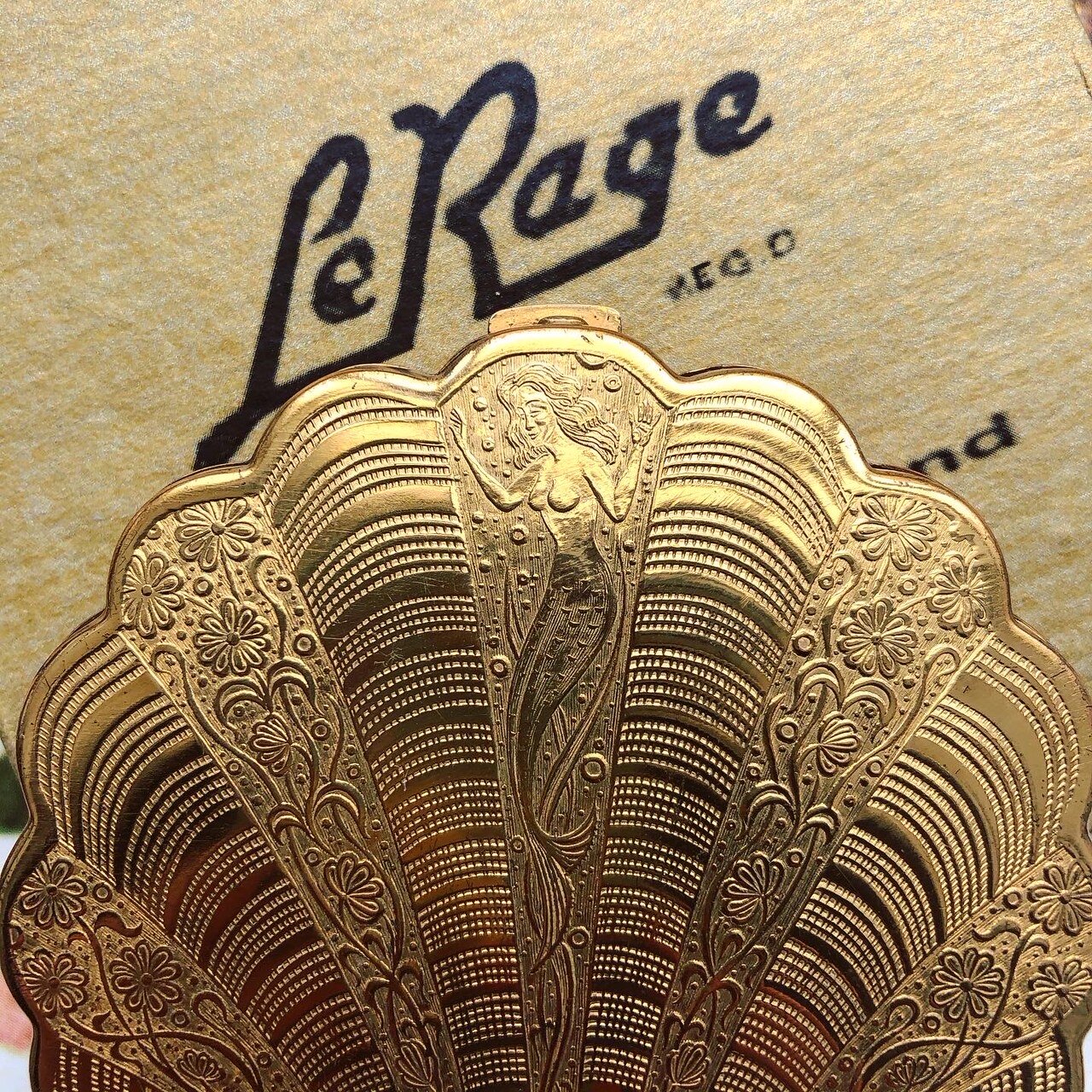   Clamshell Compact Le Rage Ca. 1940s  
