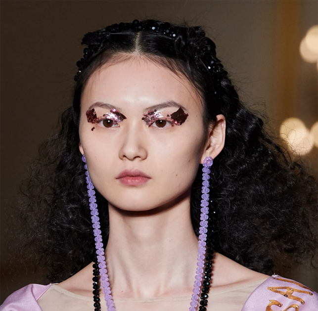   Simone Rocha Fall 2020 Model: He Cong Photo: Carlo Scarpato   Makeup artist Thomas de Kluyver, Global Makeup Artist for Gucci, was inspired by the invigorating sensation on one’s skin “when you go swimming in the cold ocean, and you put your head a