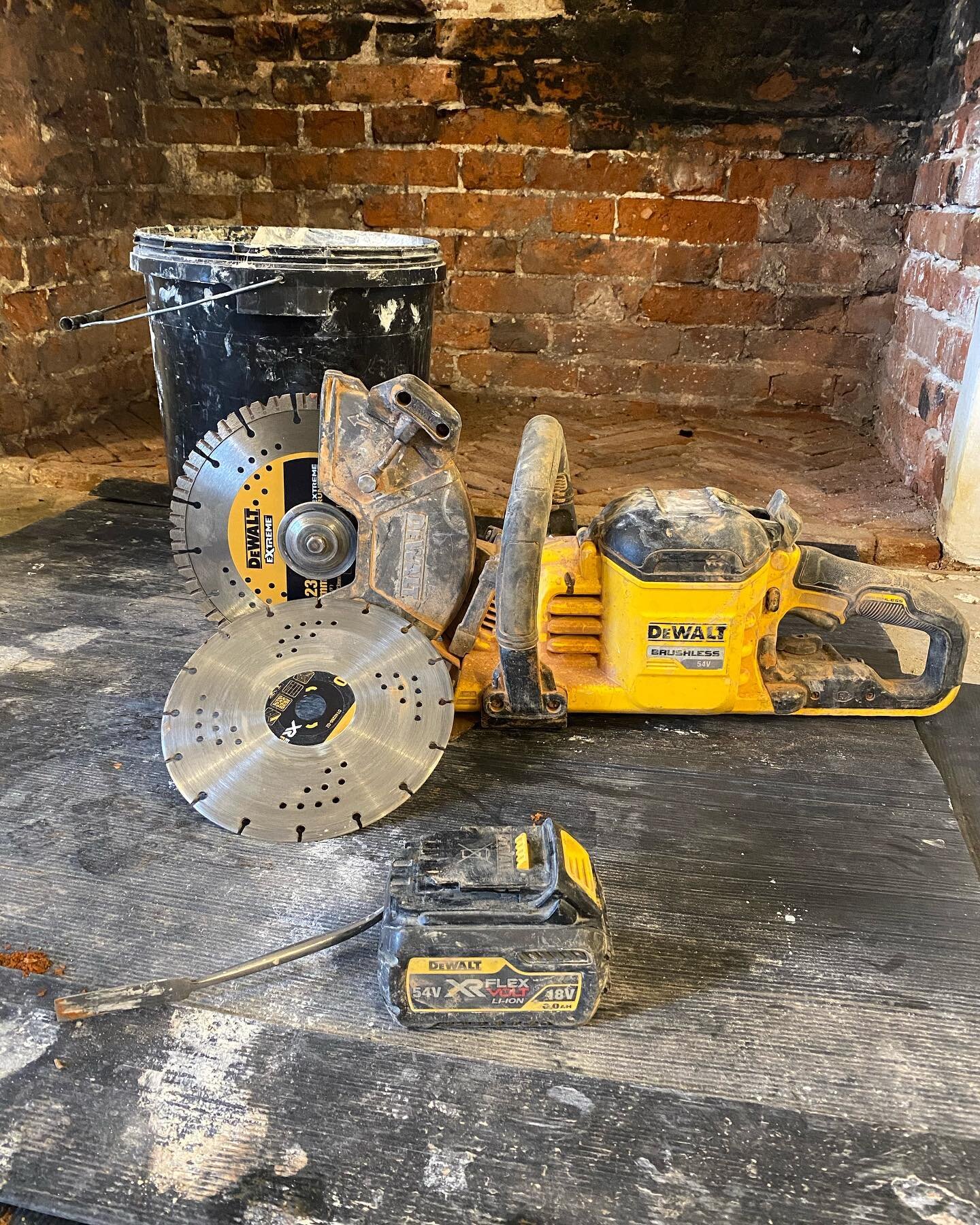 New day , new blade, finishing of this fireplace I restored last year, chimney didn&rsquo;t a have a cowl, so I couldn&rsquo;t finish until one was on, really liked the end result of this one #restoration #brickwork #traditionalbrickwork #dewalt #fle