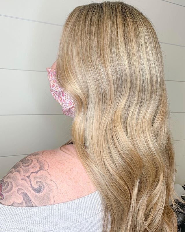Friday feels by our stylist @kaitlinelizabeth9 . This look was created by doing a full highlight/babylight + toner + cut and style to give this babe a bright and dimensional blonde for summer. Styled using our favorite @kevin.murphy products + 
@unit
