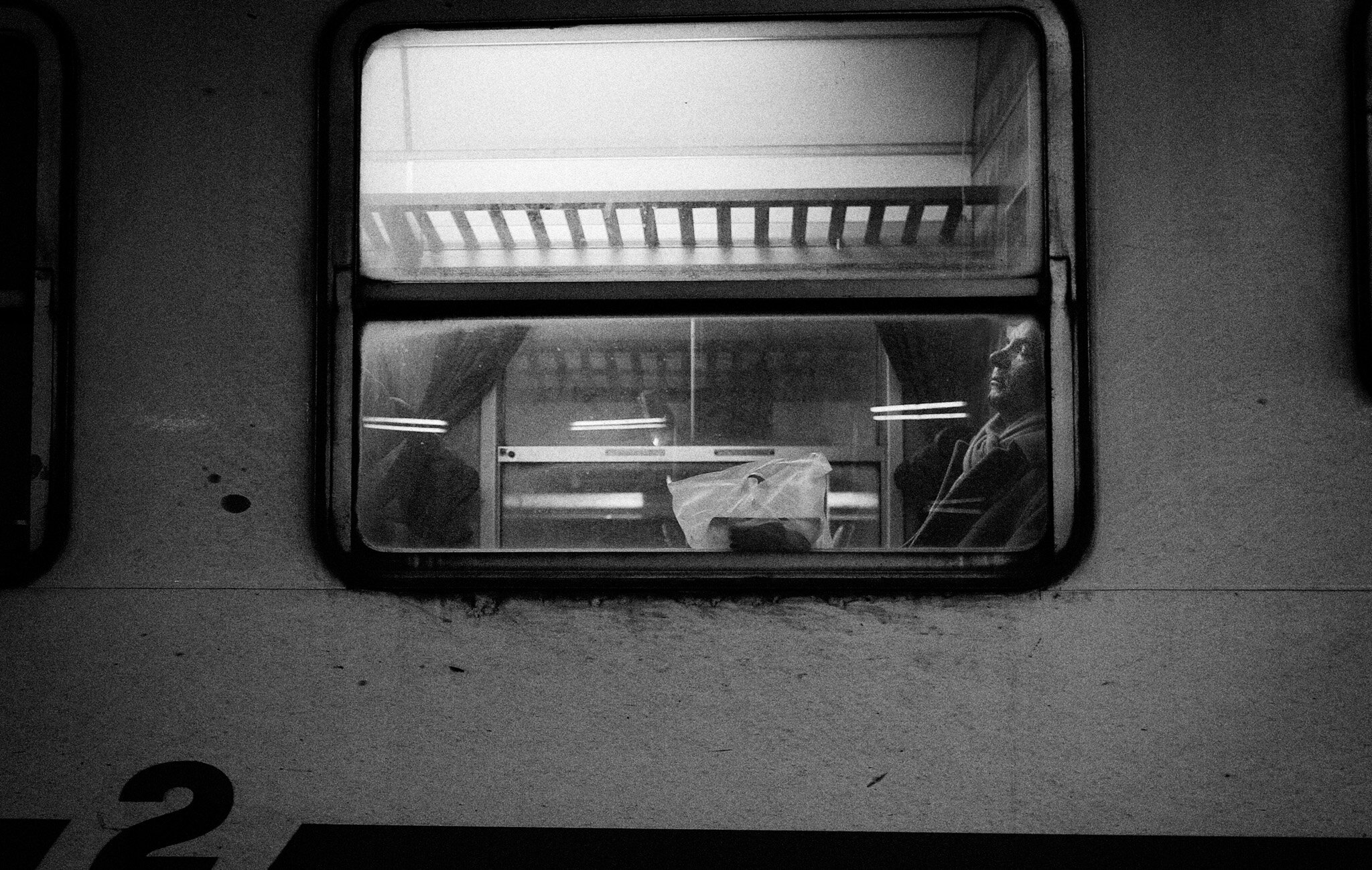 Viaggiatore sul treno che dorme, Termini, Roma, bianco e nero 