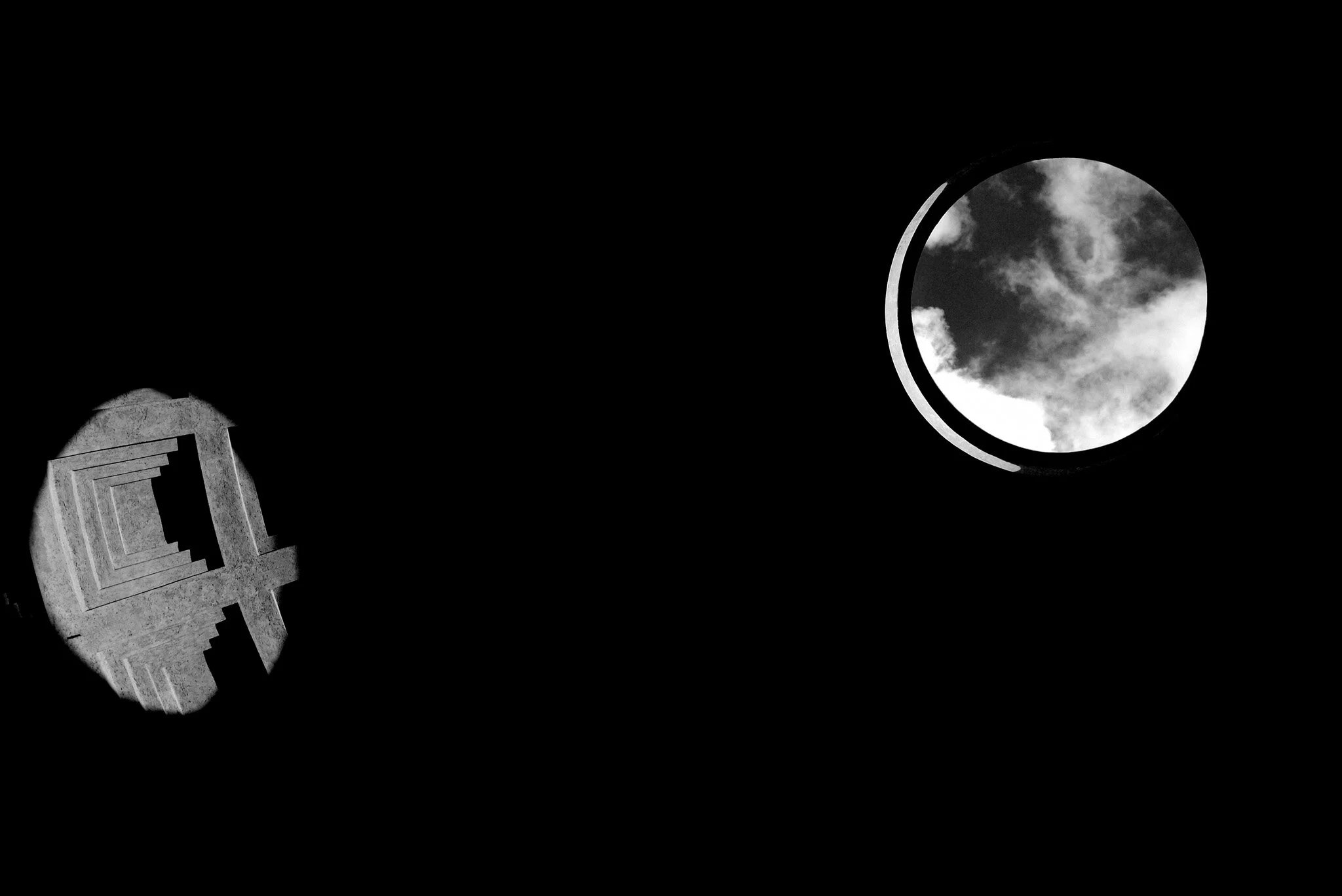 Dettaglio dell'Oculus del Pantheon a Roma: esposizione spot su un singolo raggio di luce invernale che taglia il buio. Scatto naturale senza ritocchi