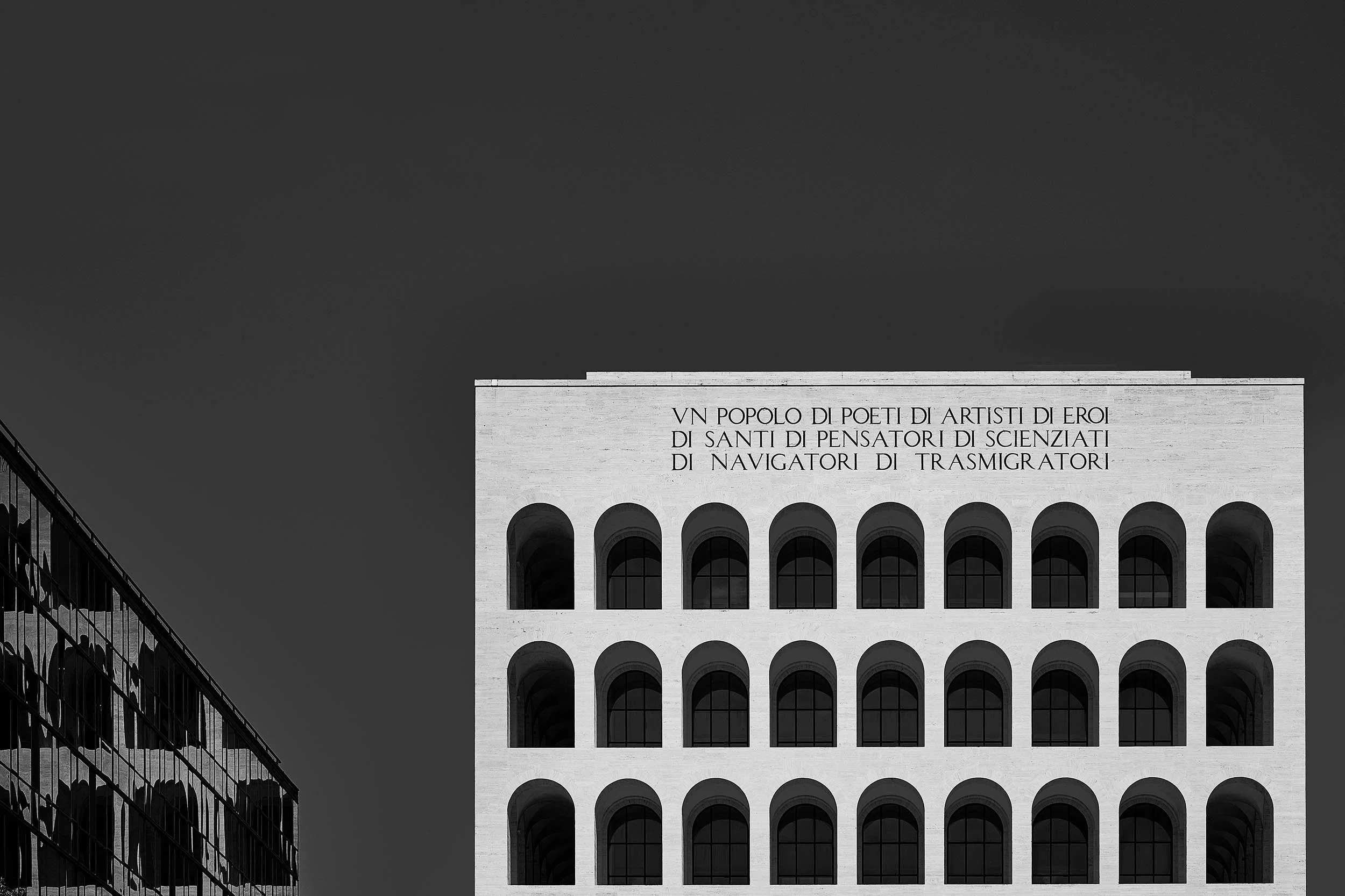 L'estetica funzionale del Novecento a Roma: il Palazzo della Civiltà Italiana riflesso sulle geometrie del palazzo di Confindustria. Un'indagine visiva di Federico Zaza sull'attrito architettonico in bianco e nero.