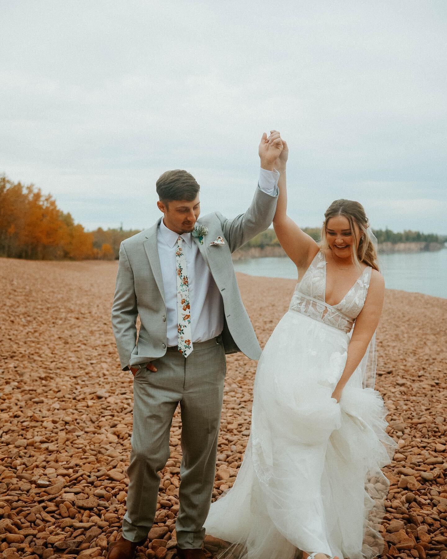 From adventurous elopements, to gorgeous Airbnb weddings&mdash; the north shore has it all! danielabuvatphoto Edited &bull; 6s
Minnesota's north shore is an absolute hidden gem for couples wanting to have a wedding day or engagement session surrounde