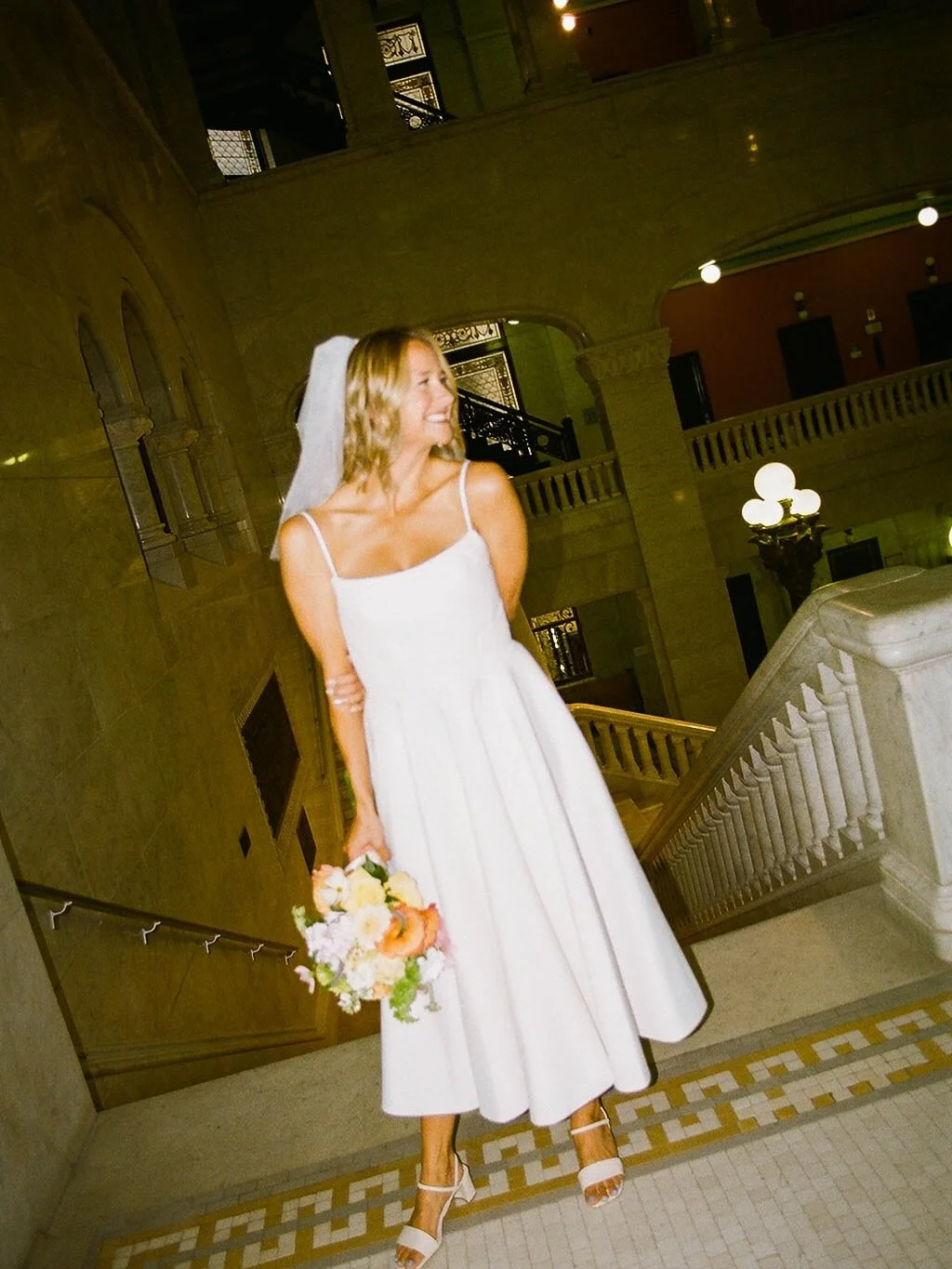 this is me manifesting more courthouse elopements on film in 2026 ❣️🍸 Emily and David celebrated with espresso martinis and oysters 

#courthouseelopement #courthousewedding #chapelwedding #weddingsonfilm #35mm #kodakportra