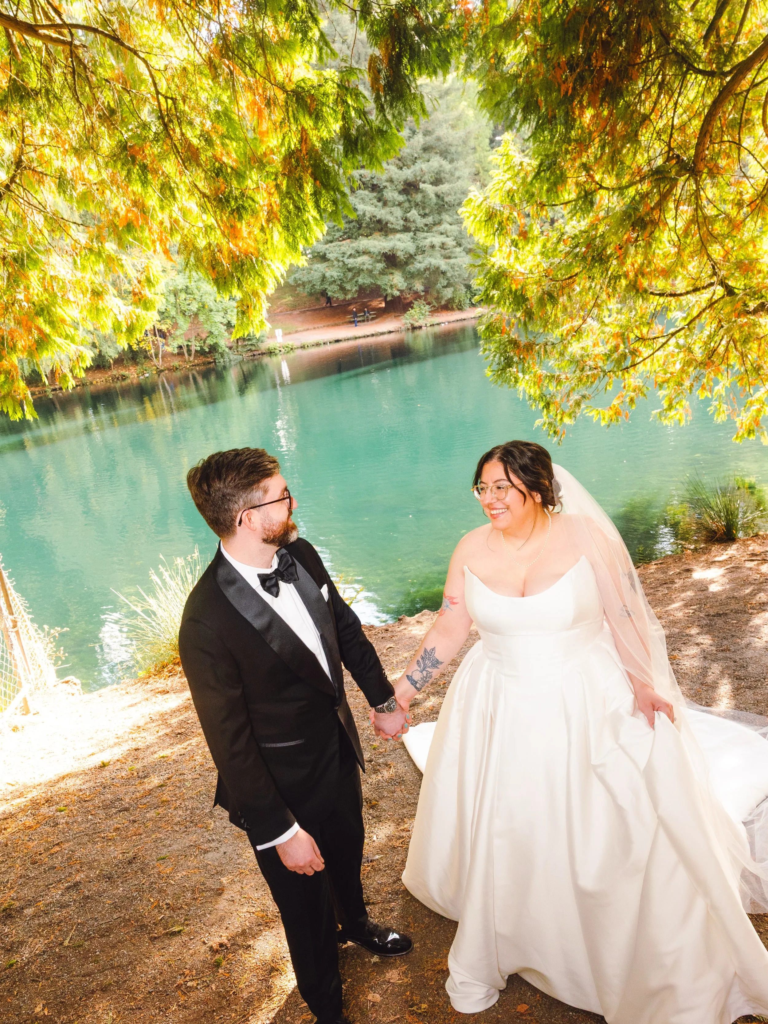 Sarah and Michael in Portland Oregon at their fabulous wedding last weekend 💌 can&rsquo;t get over the color of that water, the florals, everything was bursting with color!!