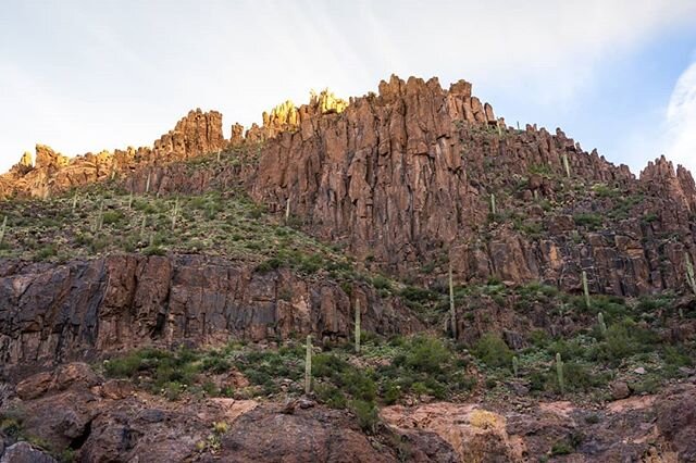 The fingers of the mountain reaching out to touch the sunlight. Enjoy. .
.
.
.
.
.
.
 #arizona #arizonalandscape #superstitionmountains  #ig_color #moodygrams  #arizonahighways  #wanderlust #wondermore  #desertlandscape  #naturephotography #photoofth