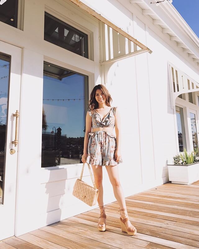 A foolproof summer uniform includes a @zimmermann romper and @stuartweitzman wedges. We&rsquo;re right by the 🌊 now, so I&rsquo;m looking for breathable fabric and a fun wedge to take me from ⬇️⬆️.
⁣
What do you wear on rotation when it&rsquo;s 🥵?