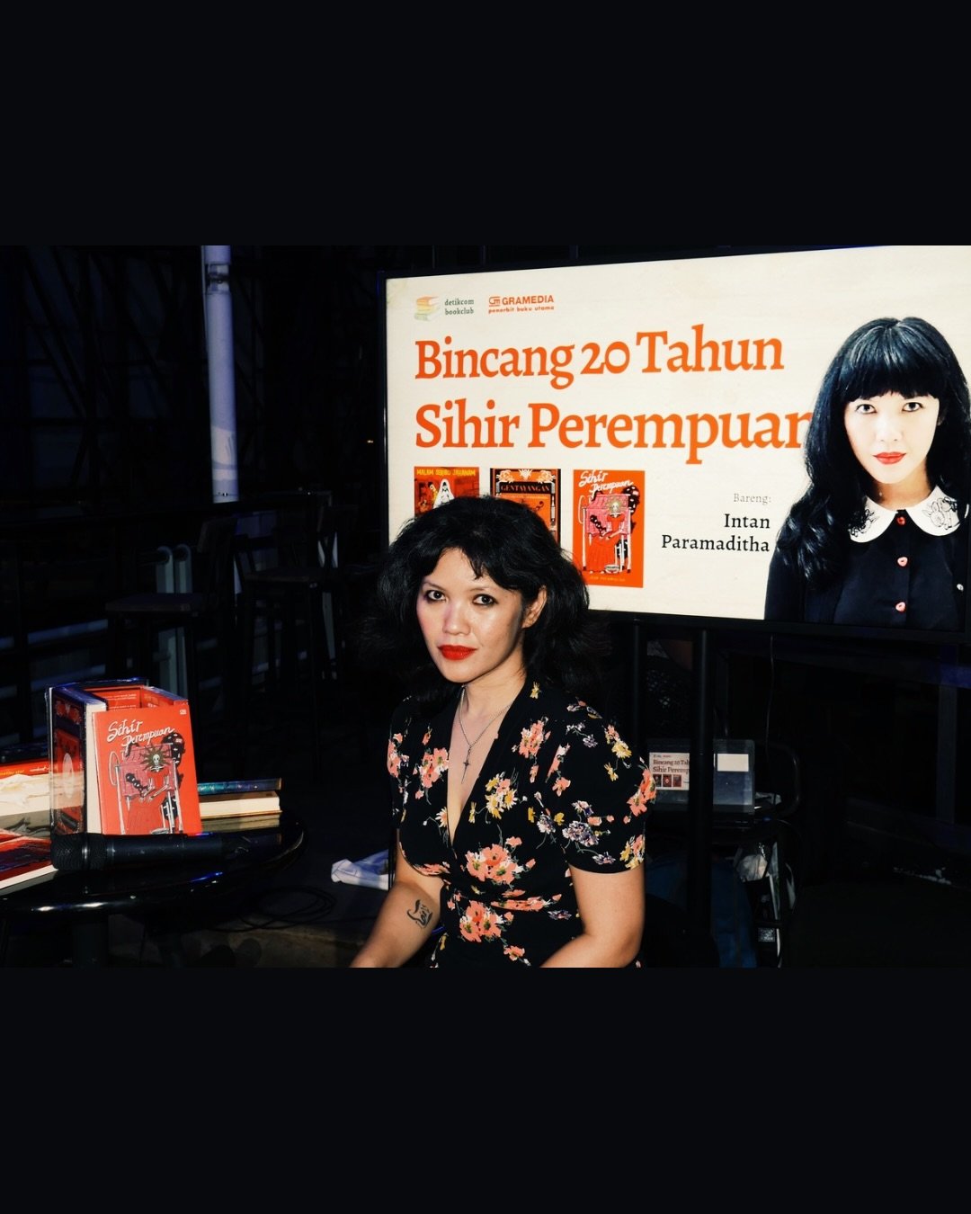 #latepost Detikcom menerbitkan beberapa artikel berdasarkan diskusi tentang dua dekade perjalanan tulisan saya. Di antaranya adalah tentang bagaimana fiksi menjadi cara merawat pemikiran feminis, juga tentang proses riset di balik tulisan.

Dalam dis
