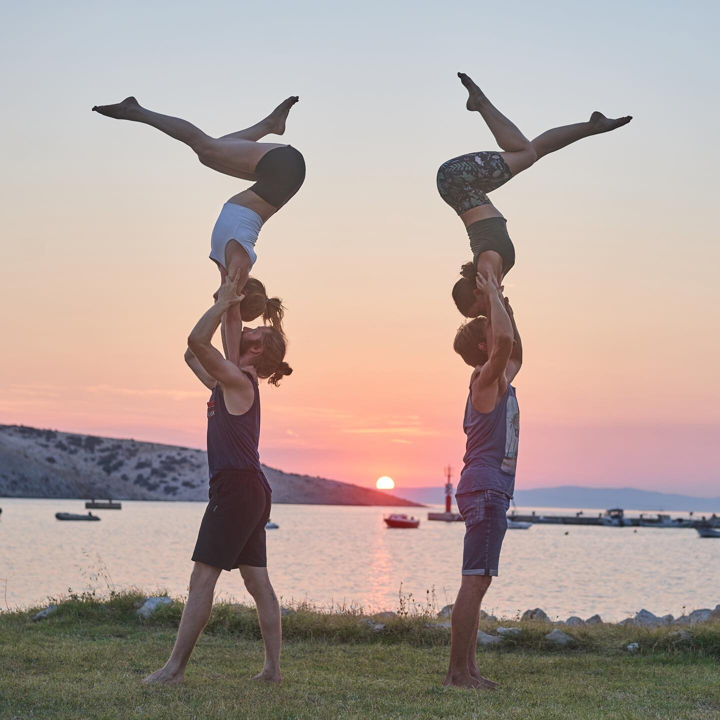 Double handstand on shoulders from Croatia with our dear friends @acro.duodavka 🥰 This was the last evening we spent there and we realised we don't have any pictures together so we needed to fix that and tried this beautiful pose 🤸&zwj;♀️

📸 photo