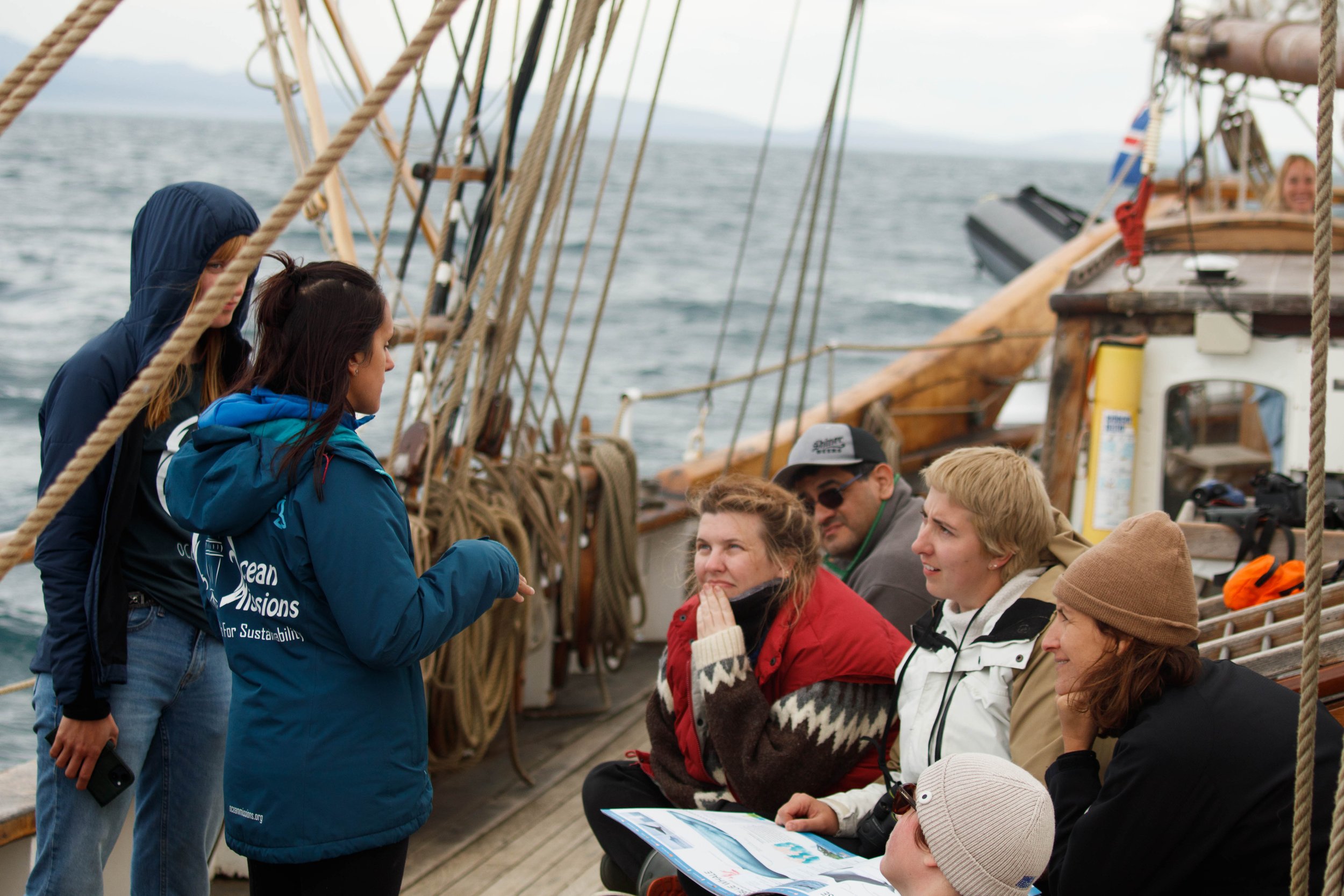  Learning about whales with Ocean Missions crew. ©Taime Smit Pellure 